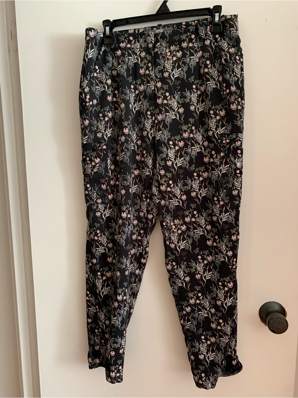 Tristan, women's Black Floral Print Casual ankle Pants